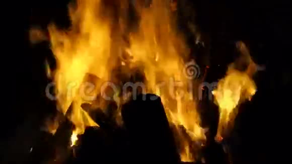 在黑夜里有燃烧的火焰4K视频的预览图