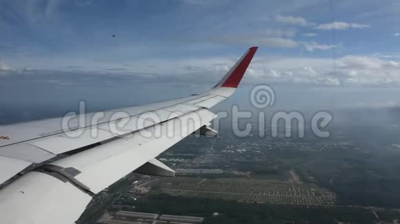从飞机飞行之间的空中景观和城市景观视频的预览图