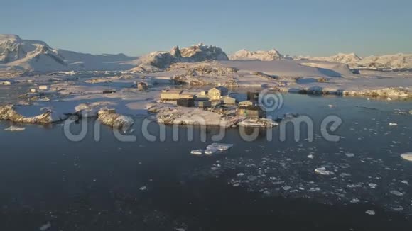 弗纳德斯基基地南极景观空中无人机射击视频的预览图