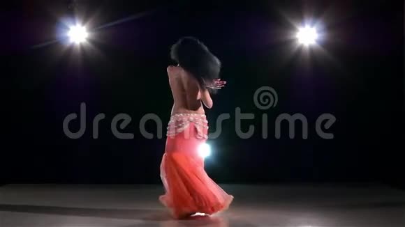 年轻的肚皮舞女继续在黑色舞蹈视频的预览图