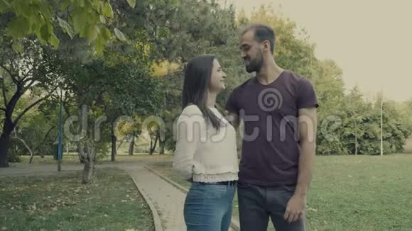 恋爱中的年轻夫妇在秋天公园散步视频的预览图