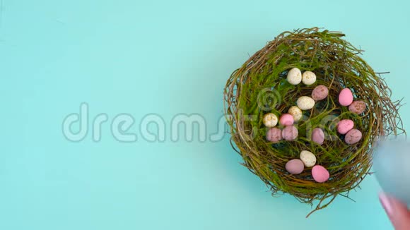 复活节快乐头顶上有复活节彩蛋和木制背景装饰视频的预览图