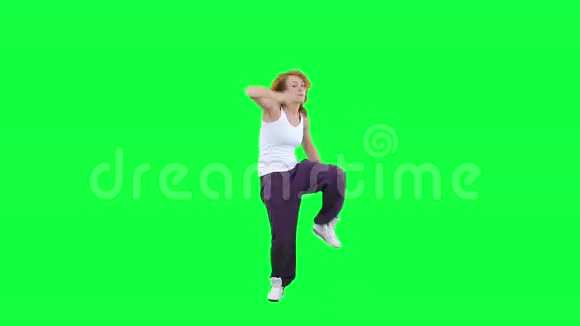 跳舞的女人被隔离在绿色上视频的预览图