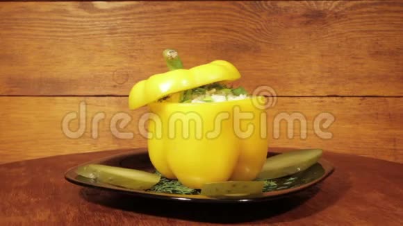 木制背景上装满米饭的甜椒视频的预览图