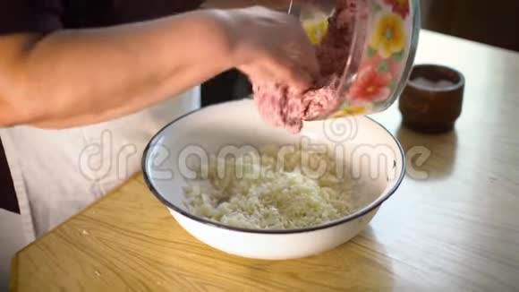 高级妇女烹饪传统食物视频的预览图