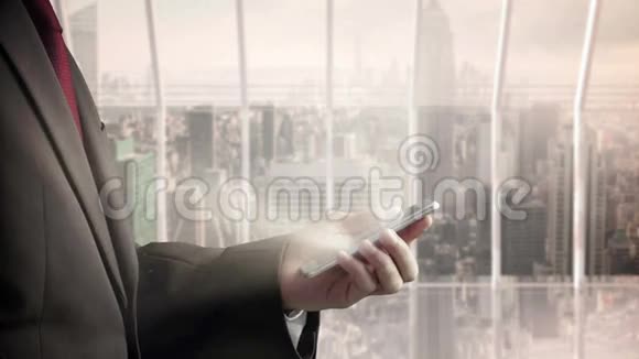 在背景下使用智能手机和摩天大楼的商人视频的预览图
