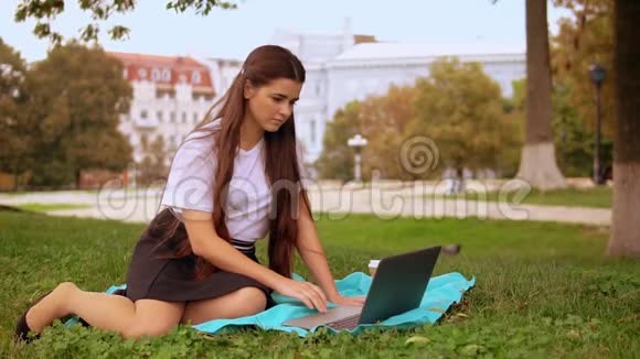 在公园打电脑的白人女孩视频的预览图