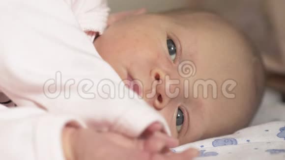 新生女婴肖像视频的预览图