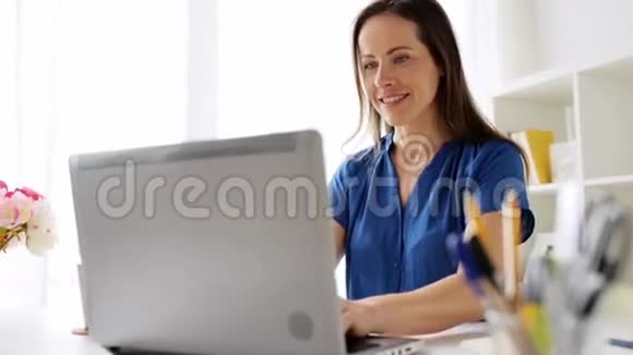 有笔记本电脑和咖啡的女人在家里或办公室视频的预览图