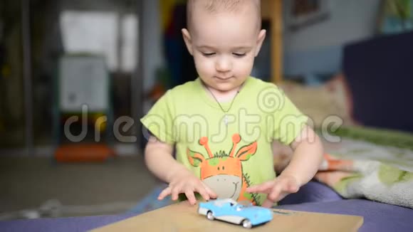 幼儿男孩玩玩具汽车视频的预览图