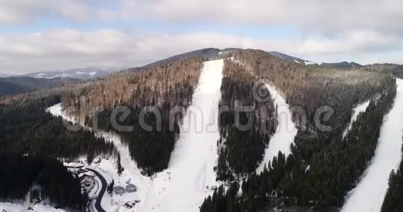 冬季山岭滑雪场鸟瞰图视频的预览图