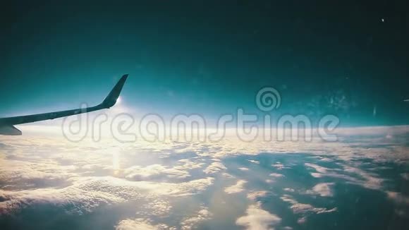 从太阳背景云层上方的飞机窗口观看视频的预览图