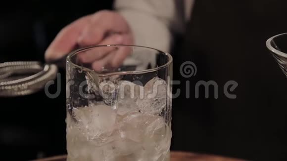 在酒吧准备酒精鸡尾酒的过程视频的预览图