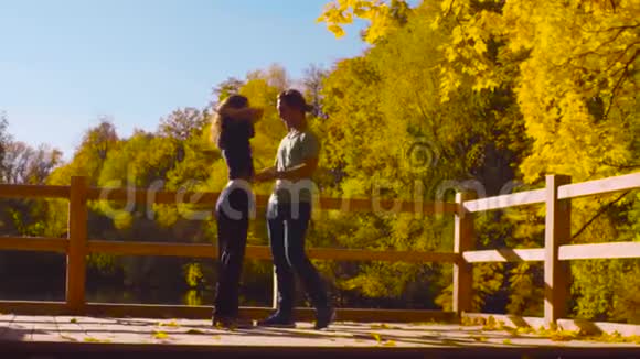 年轻的职业情侣在桥上跳舞视频的预览图