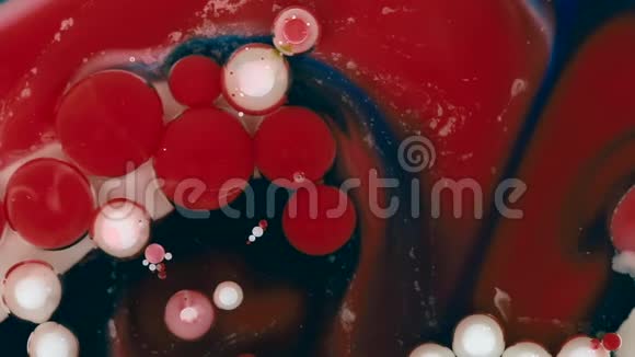 抽象背景丙烯酸红白泡在油中混合视频的预览图