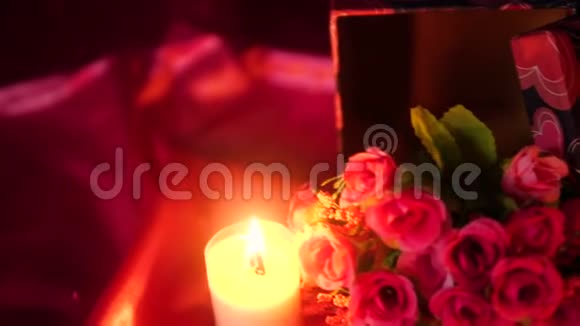 带着花束和蜡烛的装饰镜头约会情人节视频的预览图