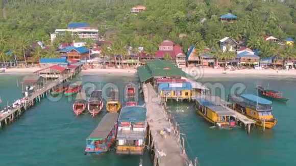 柬埔寨西哈努克城附近的苏荣岛码头和五颜六色的长尾船的鸟眼景观视频的预览图