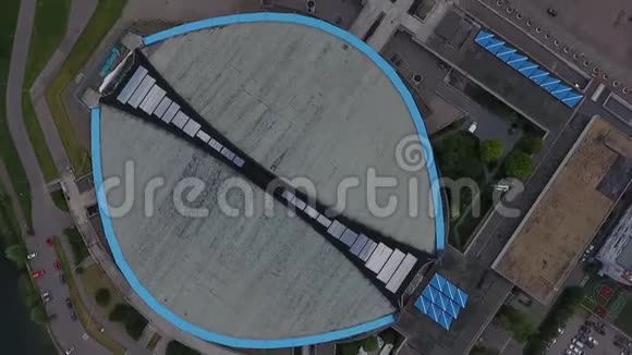 俄罗斯莫斯科西部行政区上空观看莫斯科Krylatsky山循环轨道Krylatskaya循环视频的预览图