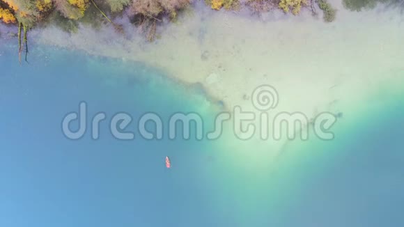 碧波湖畔美丽的空中秋景视频的预览图