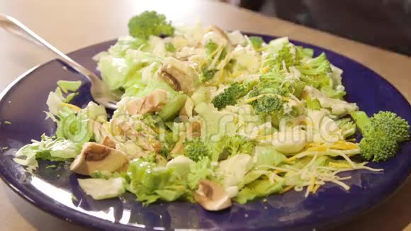 男人吃新鲜蔬菜和生菜做的沙拉视频的预览图