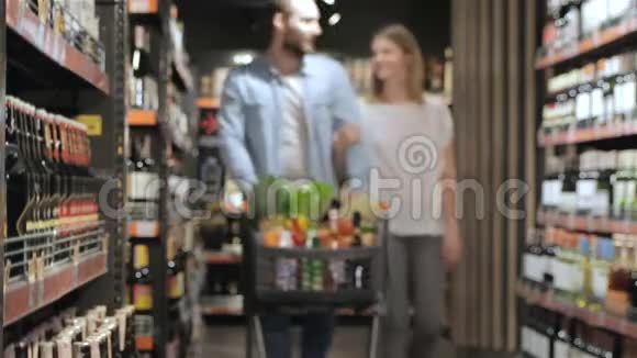 在超市购物视频的预览图