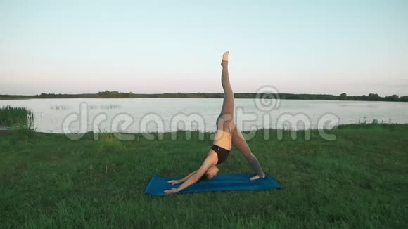 女人在安静的风景里做瑜伽瑜伽运动和健康生活方式概念视频的预览图
