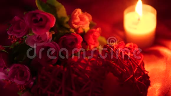 甜蜜时刻情人节花束和蜡烛燃烧视频的预览图