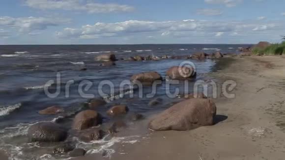 在风和日丽的夏日沿着波罗的海沿岸漫步视频的预览图