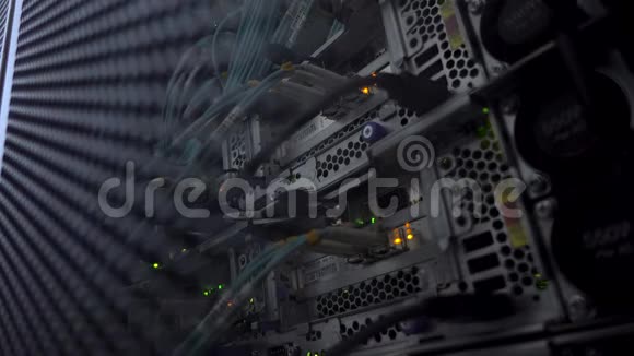 信息技术计算机网络互联网连接和电信电缆关闭视频的预览图