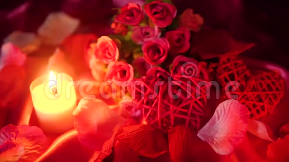 甜蜜时刻情人节花束和蜡烛燃烧视频的预览图