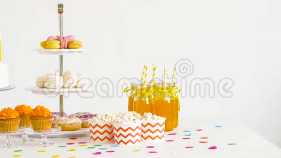 生日派对桌上的食物和饮料视频的预览图