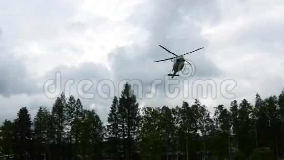 直升机飞行和降落视频的预览图