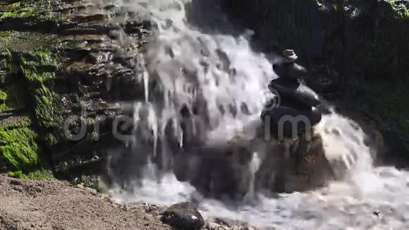 瀑布流经加州的岩石视频的预览图