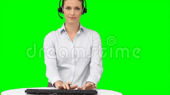 一个拿着耳机在键盘上打字的女人视频的预览图