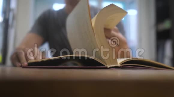 人在读一本书教育学习概念库男人打开书男人翻书页生活方式视频的预览图