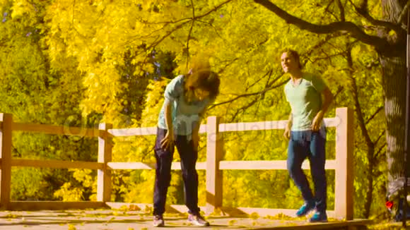 年轻的职业情侣在桥上跳舞视频的预览图