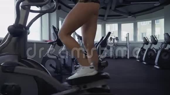 健身房模拟器上的漂亮女孩视频的预览图