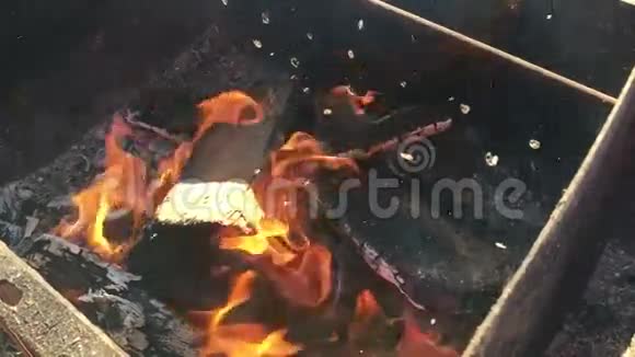 火焰在缓慢的运动中燃烧视频的预览图