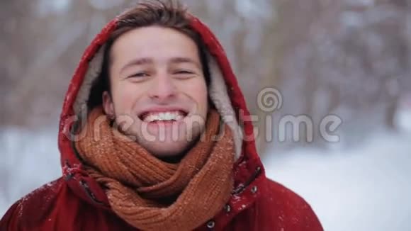 穿着户外罩衣的冬装快乐男人视频的预览图
