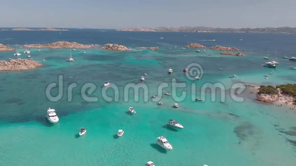 意大利撒丁岛马德莱纳群岛船只的无人机航景图视频的预览图