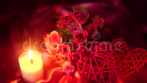 甜蜜时刻情人节礼物盒和鲜花片段视频的预览图