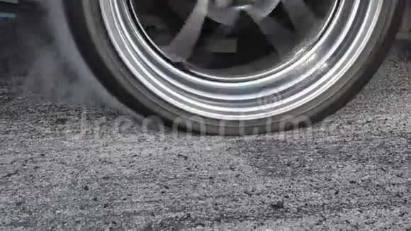 赛车在起跑线上燃烧轮胎视频的预览图