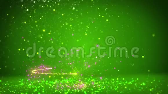 绿色的大圣诞树从发光发亮的粒子在左边带有复制空间的圣诞背景冬季主题视频的预览图