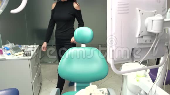 在牙医办公室的女人视频的预览图