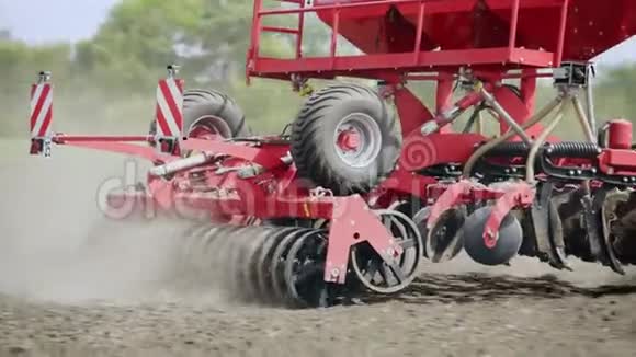 播种机在犁田上工作田间播种农业设备视频的预览图