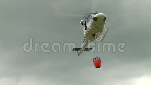 直升机飞行和降落视频的预览图