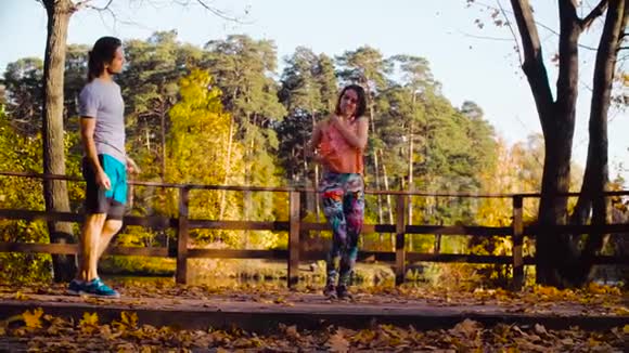 秋天一对夫妇在木桥上跳舞视频的预览图