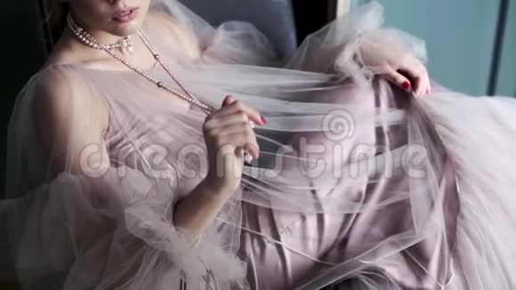 室内穿粉色裙子的可爱女士的时尚女性肖像视频的预览图