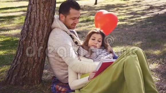 可爱的夫妇在读一本书视频的预览图