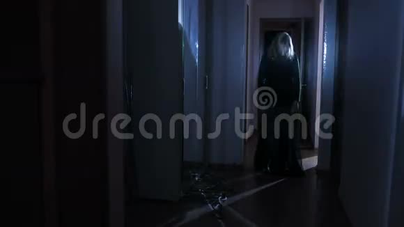 房子里的鬼女孩女人的精神恐怖女人的恐怖场面视频的预览图